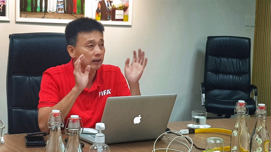 "Cựu còi Vàng" Võ Minh Trí đứng lớp dạy luật thi đấu cho SV-League 2020