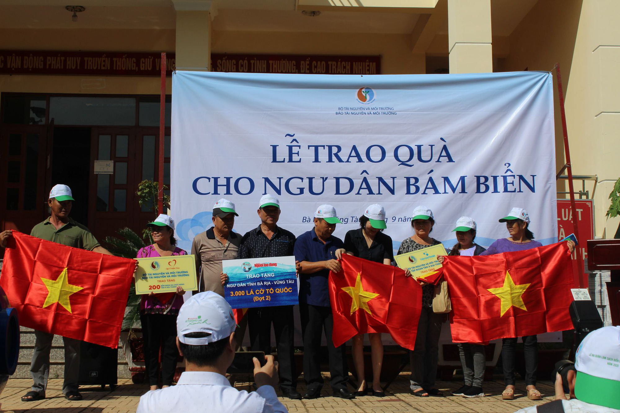 Trao tặng cờ Tổ quốc và quà đến ngư dân ở TP Vũng Tàu - Ảnh 2.