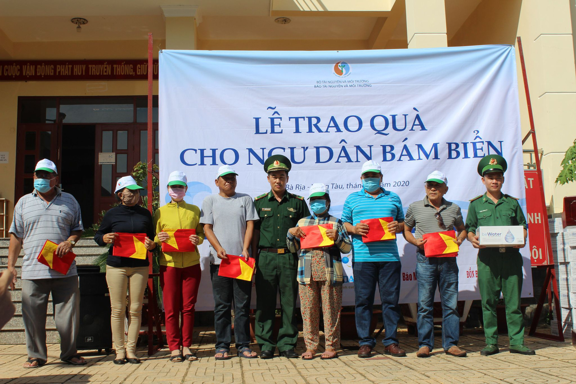 Trao tặng cờ Tổ quốc và quà đến ngư dân ở TP Vũng Tàu - Ảnh 1.