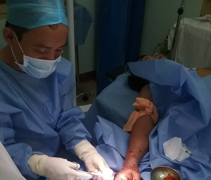 Khẩn trương đưa ngư dân bị nát cánh tay vào bờ cấp cứu