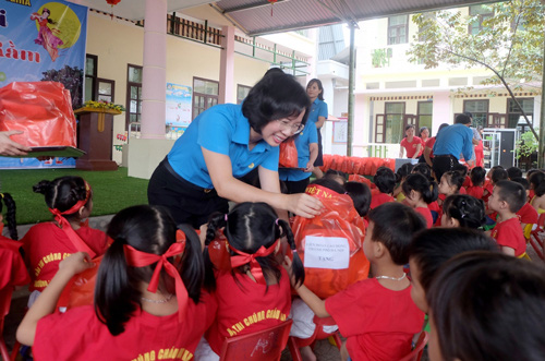 Hỗ trợ công nhân bị ảnh hưởng bởi dịch bệnh, thiên tai