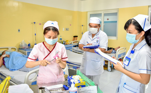 Thi tay nghề điều dưỡng giỏi - Ảnh 1.