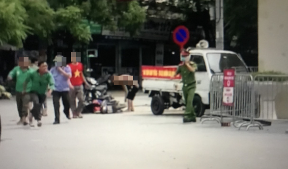 CLIP: Có mặt công an, người mặc áo Grab vẫn đuổi chém 2 tài xế xe ôm bị thương