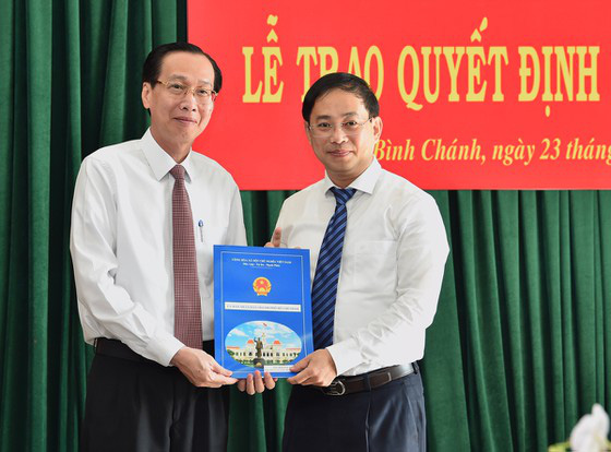 UBND TP HCM phê chuẩn nhân sự lãnh đạo tại quận 4 và huyện Bình Chánh