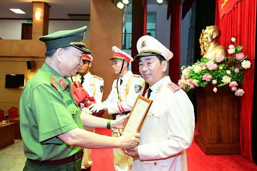 Thứ trưởng Bộ Công an Trần Quốc Tỏ được thăng hàm trung tướng