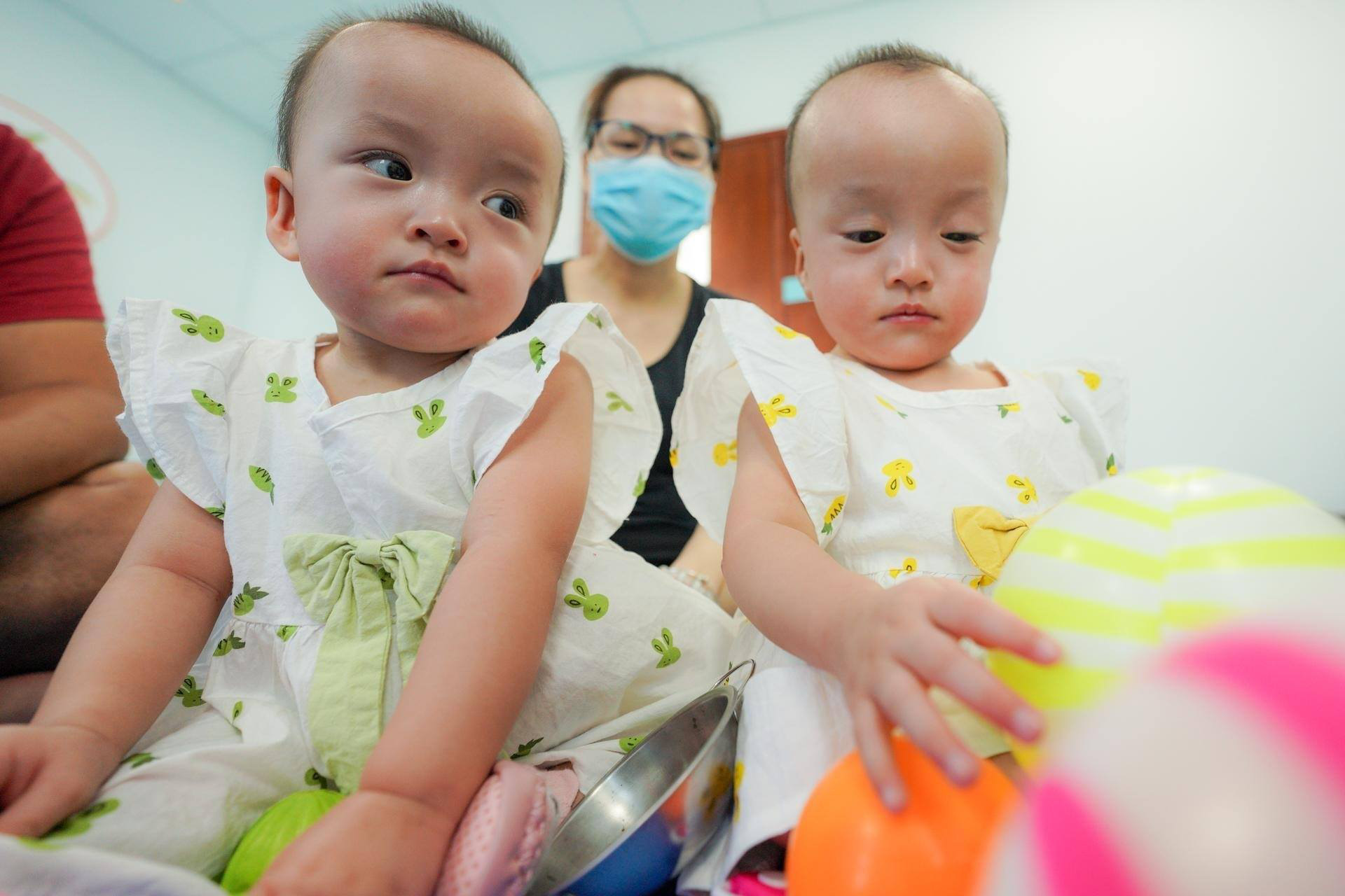 Thương lắm Tr&uacute;c Nhi-Diệu Nhi ch&iacute;ch ngừa trước khi tạm xuất viện - Ảnh 5.
