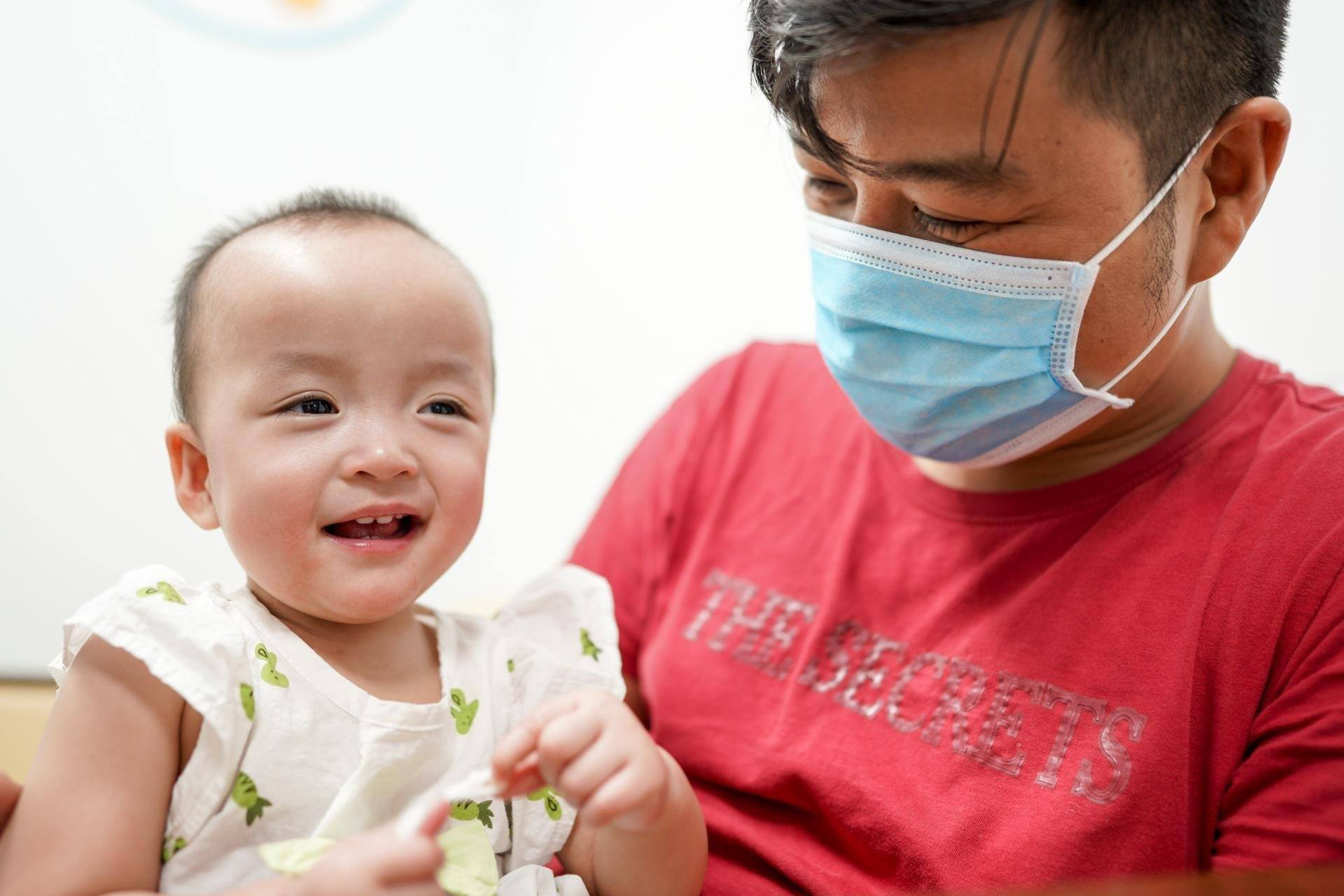 Thương lắm Tr&uacute;c Nhi-Diệu Nhi ch&iacute;ch ngừa trước khi tạm xuất viện - Ảnh 4.