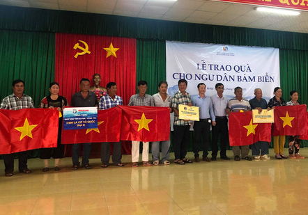 Báo Người Lao Động tặng cờ Tổ quốc cho ngư dân huyện Đất Đỏ