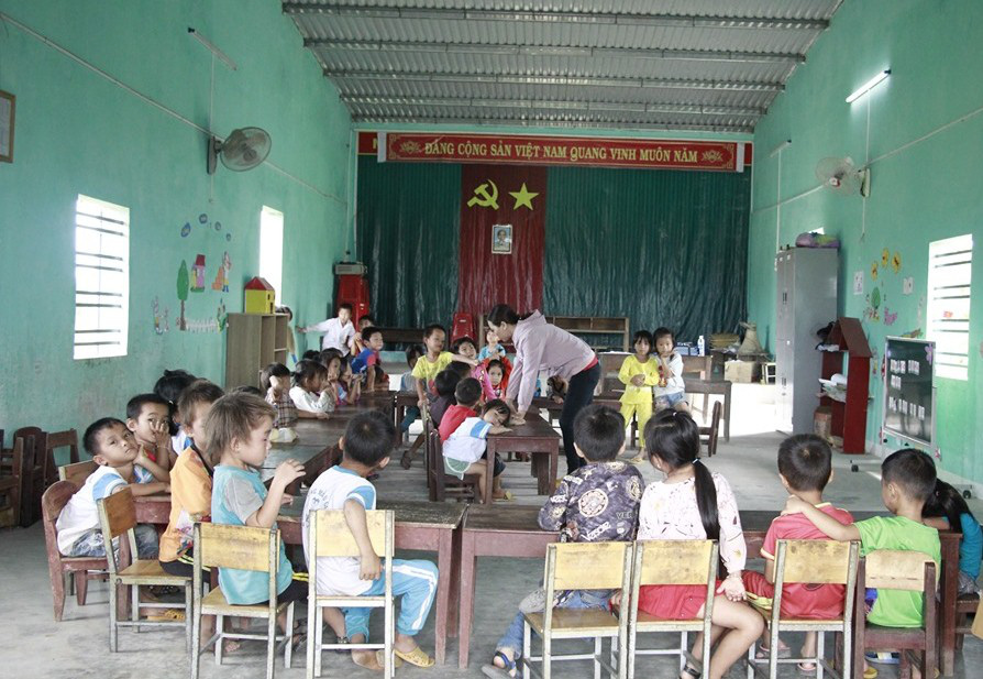 Yêu cầu báo cáo vụ không có nhà vệ sinh, học sinh phải đi vào bô, cô đổ nhờ nhà dân!