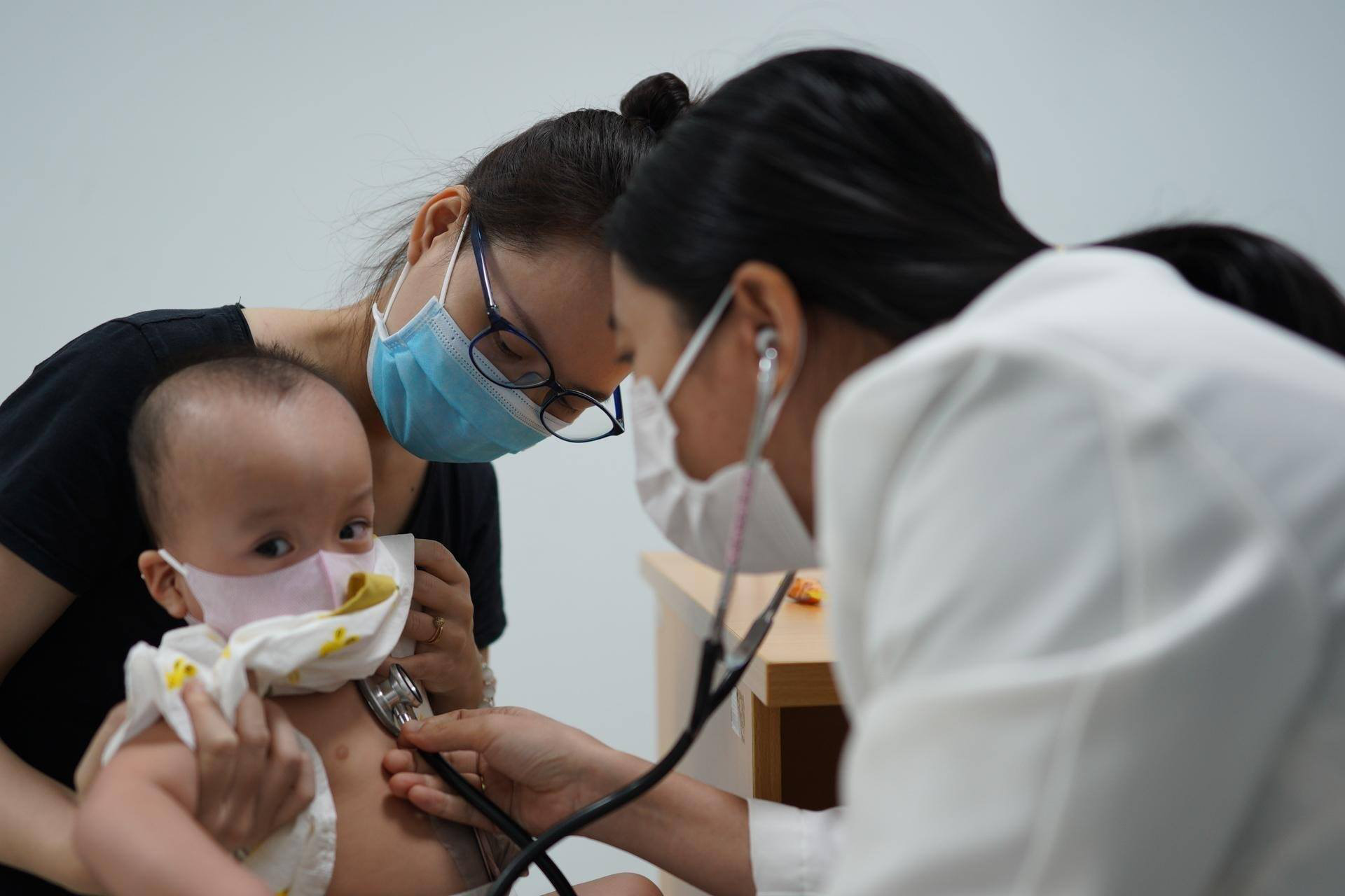 Thương lắm Tr&uacute;c Nhi-Diệu Nhi ch&iacute;ch ngừa trước khi tạm xuất viện - Ảnh 2.