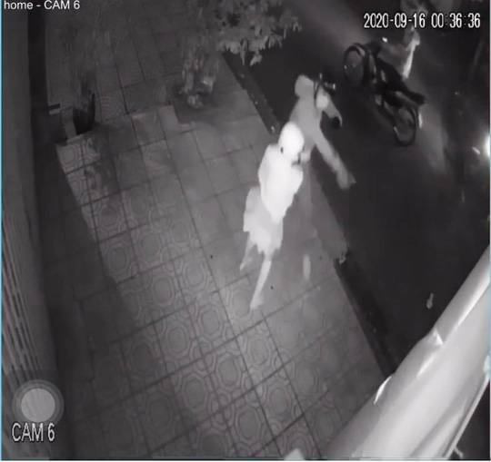 Bắt 4 thanh thiếu ni&ecirc;n r&igrave;nh rập phụ nữ trong đ&ecirc;m bị camera ghi h&igrave;nh - Ảnh 2.