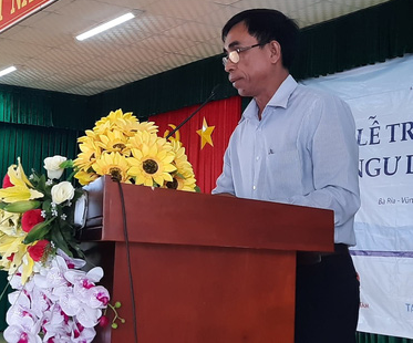 B&aacute;o Người Lao Động tặng  cờ Tổ quốc cho ngư d&acirc;n huyện Đất Đỏ - Ảnh 3.