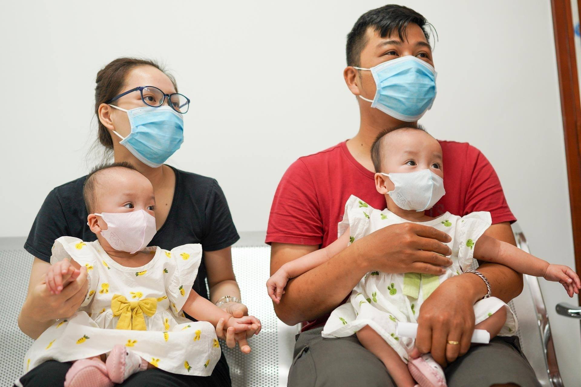Thương lắm Tr&uacute;c Nhi-Diệu Nhi ch&iacute;ch ngừa trước khi tạm xuất viện - Ảnh 1.