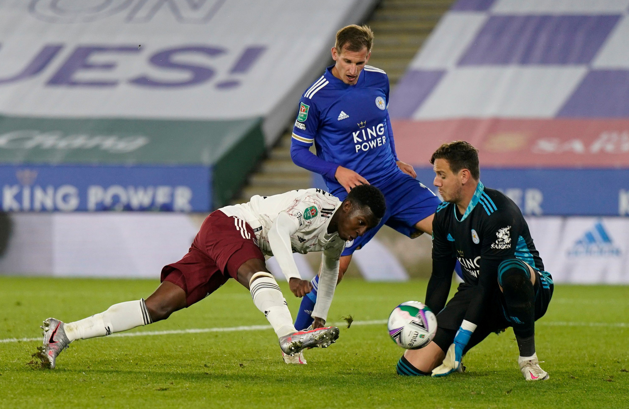 Arsenal hạ gục chủ nhà Leicester bằng bàn đá phản League Cup