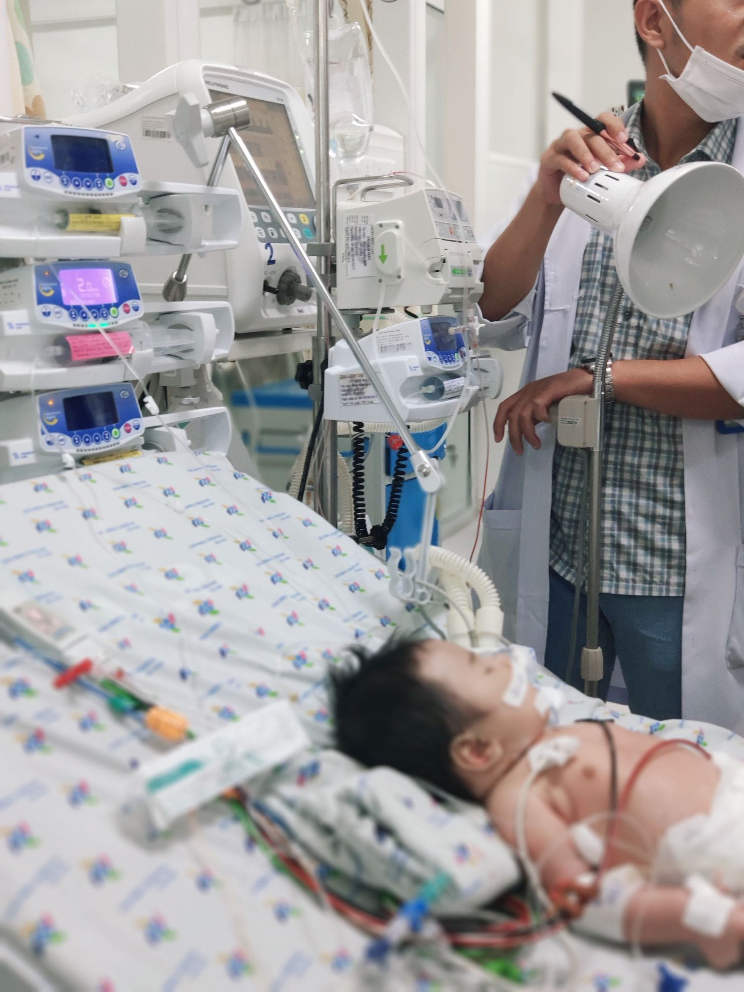 Ngộ độc, bé sơ sinh có làn da đổi thành màu xanh, máu màu nâu