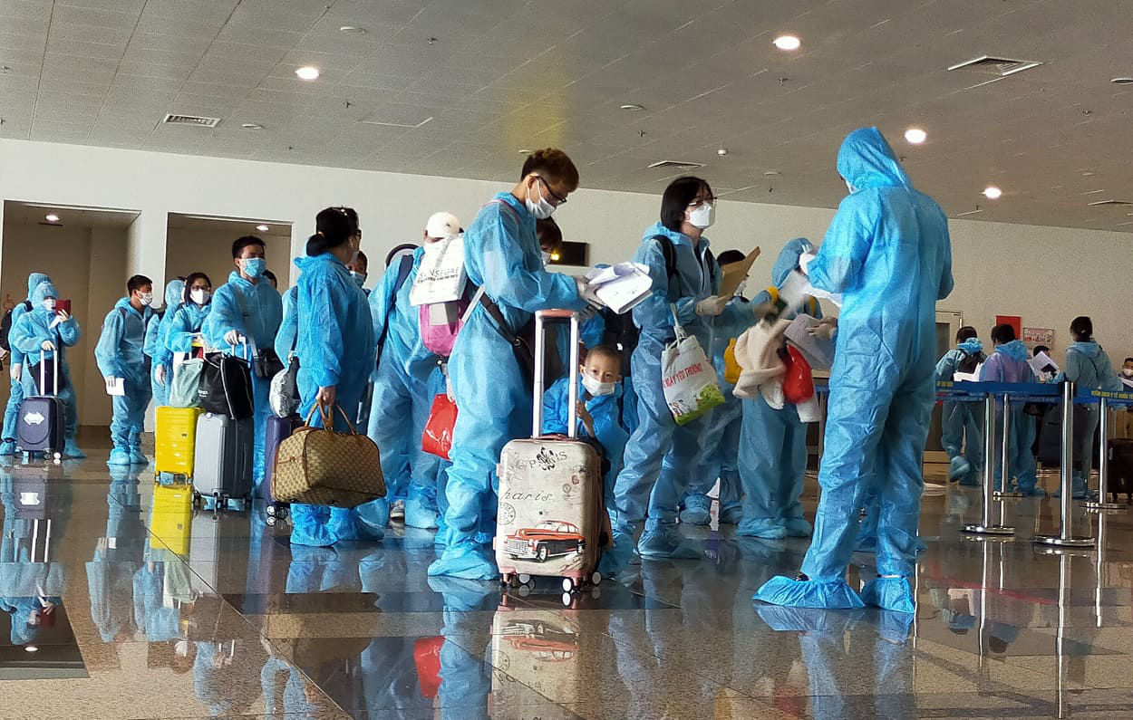 Chuyến bay thương mại quốc tế đầu tiên về Việt Nam, hành khách được cách ly thế nào? - Ảnh 7.