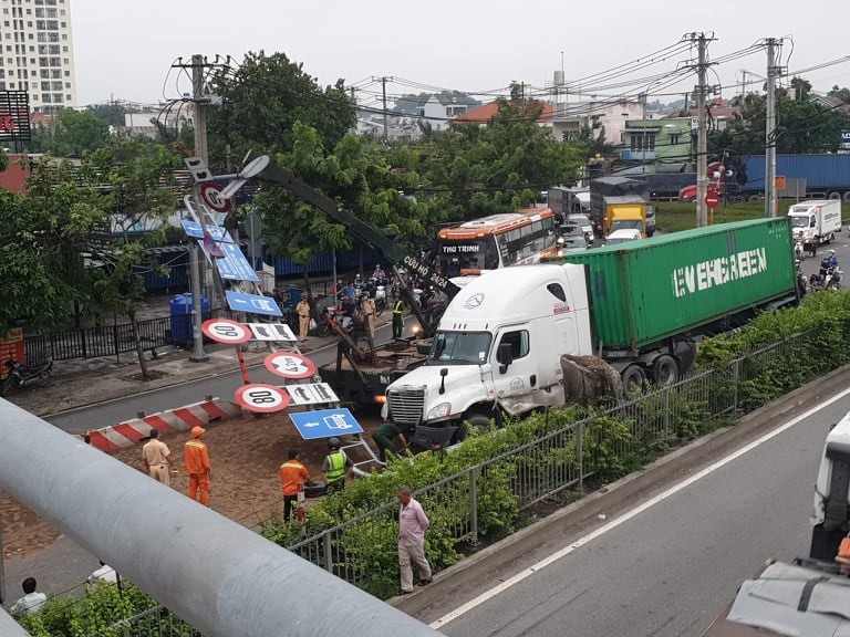 "Hung thần"container lại gây họa khiến giao thông kẹt cứng