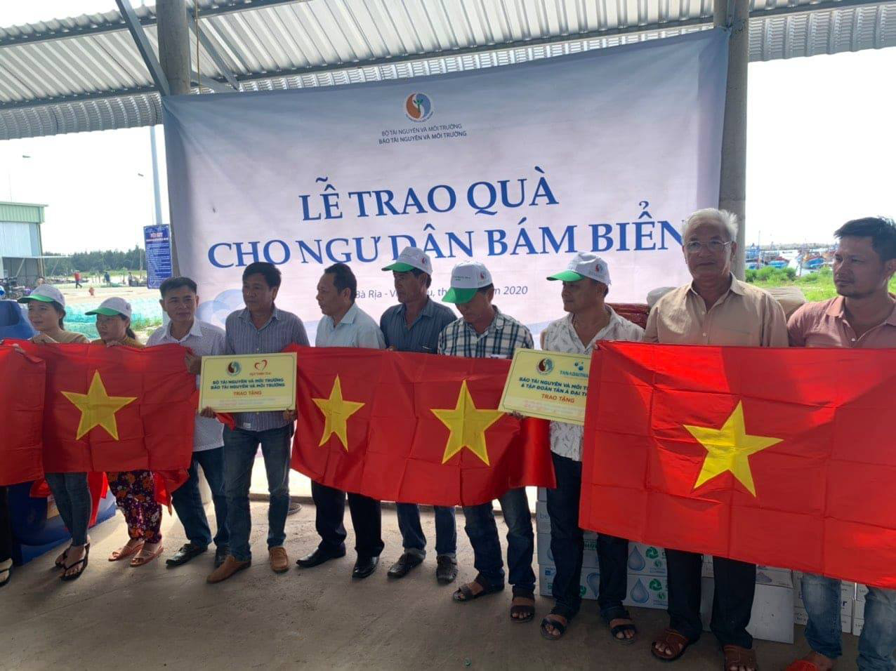 Trao cờ Tổ quốc cho ngư dân tại huyện Xuyên Mộc - Ảnh 3.