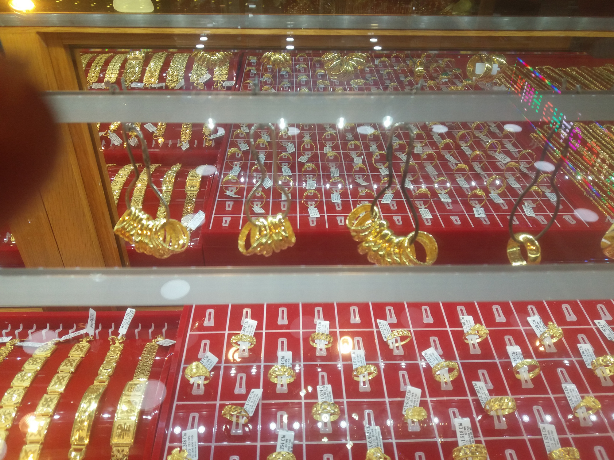 Giá vàng hôm nay 25-9: Bất ngờ đảo chiều, giới đầu tư bán gần 19 tấn - Ảnh 1.