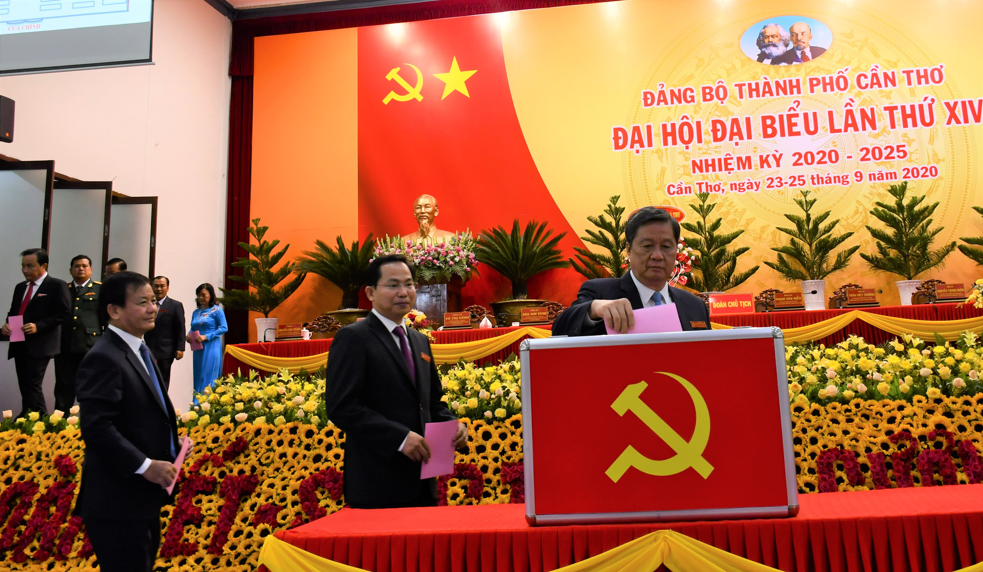Cần Thơ: Danh sách 50 người trúng cử vào Ban Chấp hành Đảng bộ nhiệm kỳ mới - Ảnh 1.