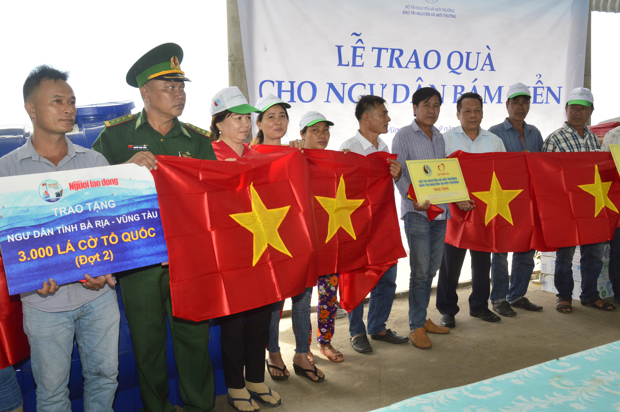 Trao cờ Tổ quốc cho ngư dân tại huyện Xuyên Mộc - Ảnh 2.