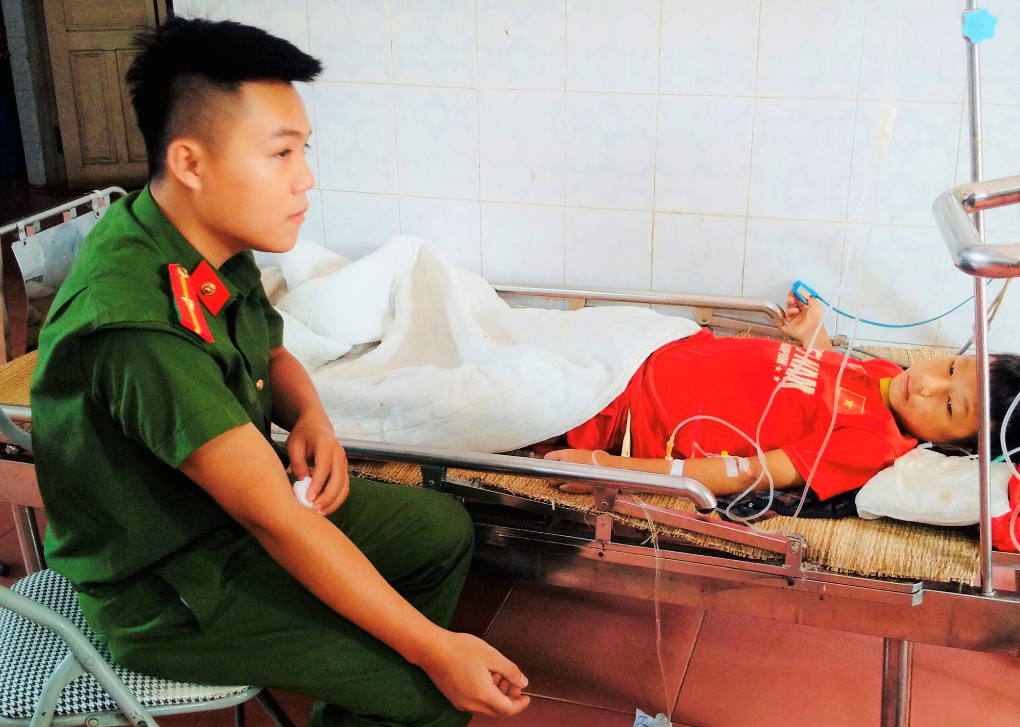 Thiếu úy công an hiến máu cứu cậu bé người Mông ngã dập vỡ gan