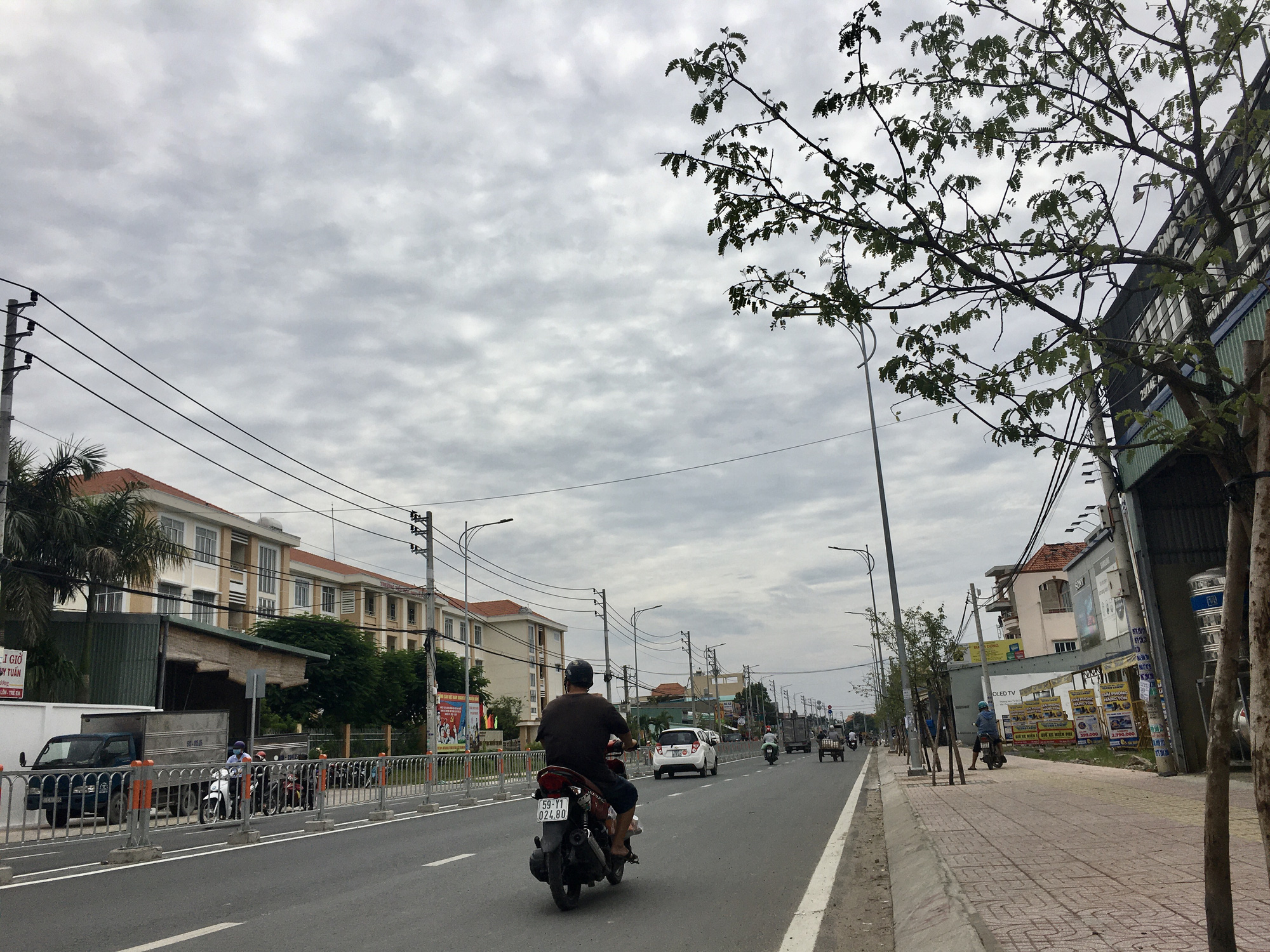 Hơn 10 năm sống cảnh ngập nước, người dân mừng rỡ khi đường Tô Ký sắp khánh thành