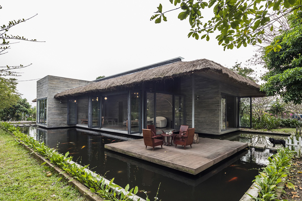 Biệt thự mái tranh nằm giữa hồ cá koi - Ảnh 2.