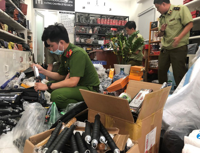 Cửa hàng túi xách giấu hàng ngàn hung khí nguy hiểm phía sau bếp