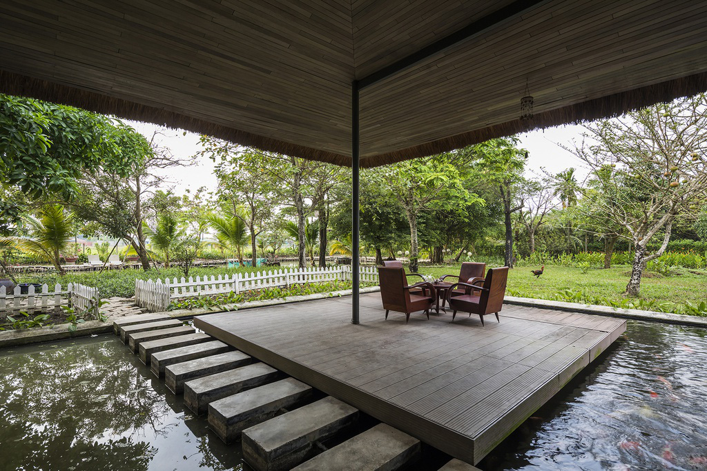 Biệt thự mái tranh nằm giữa hồ cá koi - Ảnh 11.