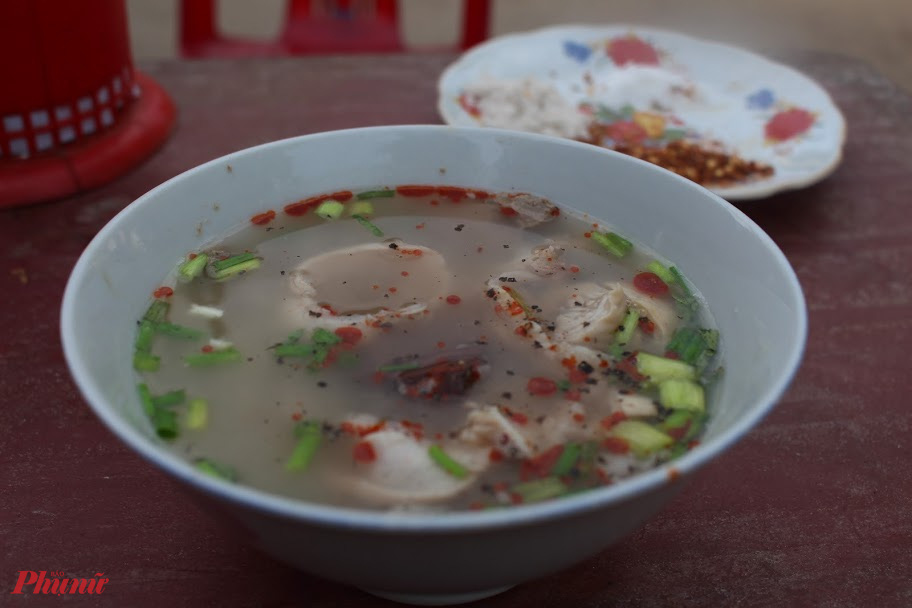Về cầu ngói Thanh Toàn ghé cháo lòng mệ Tươi
