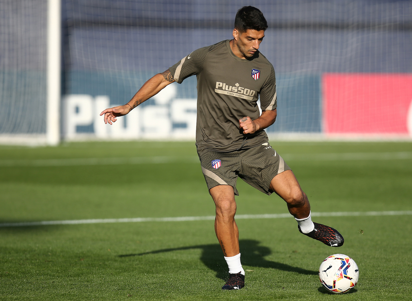 Những h&igrave;nh ảnh đầu ti&ecirc;n của Luis Suarez ở đội b&oacute;ng mới Atletico Madrid - Ảnh 14.