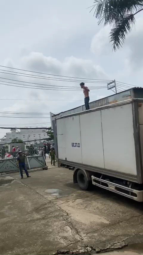 TP HCM: Khống chế kẻ "ngáo đá" cầm hung khí ra Quốc lộ 13 gây chuyện