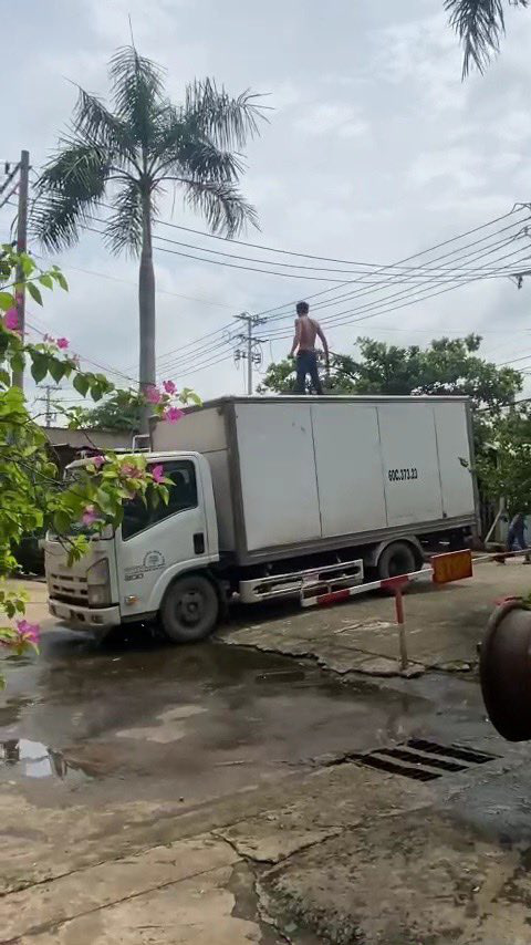TP HCM: Khống chế kẻ ngáo đá cầm hung khí ra Quốc lộ 13 gây chuyện - Ảnh 2.