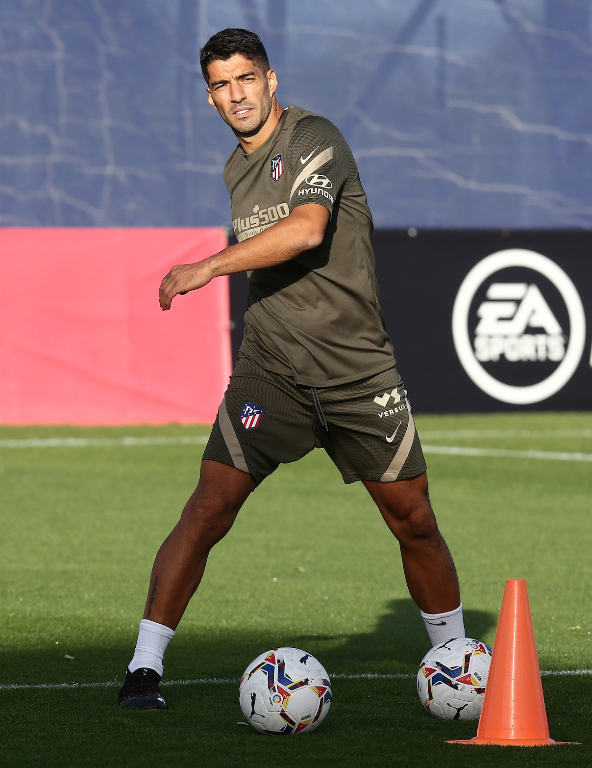 Những h&igrave;nh ảnh đầu ti&ecirc;n của Luis Suarez ở đội b&oacute;ng mới Atletico Madrid - Ảnh 12.