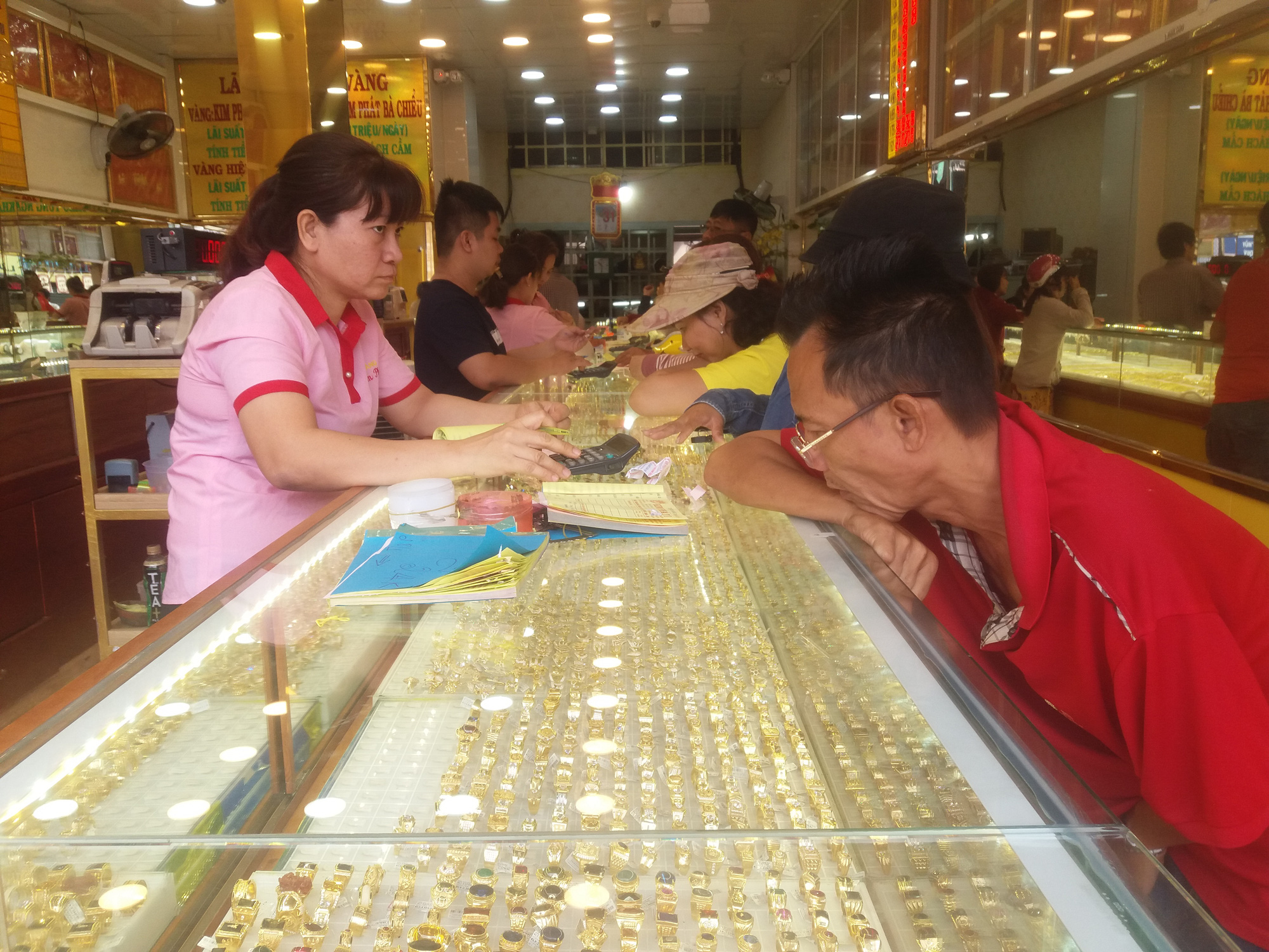 Giá vàng hôm nay 26-9: Đột ngột đi xuống, giới đầu tư bán thêm 5 tấn vàng