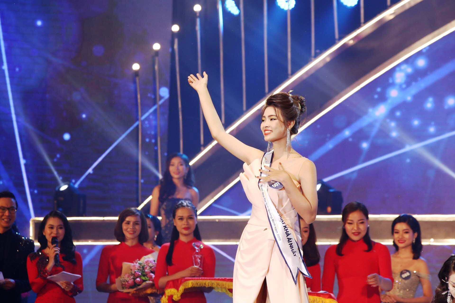 Hotgirl Trần Ngọc Huyền bị tước vương miện Hoa kh&ocirc;i người đẹp du lịch Quảng B&igrave;nh - Ảnh 1.