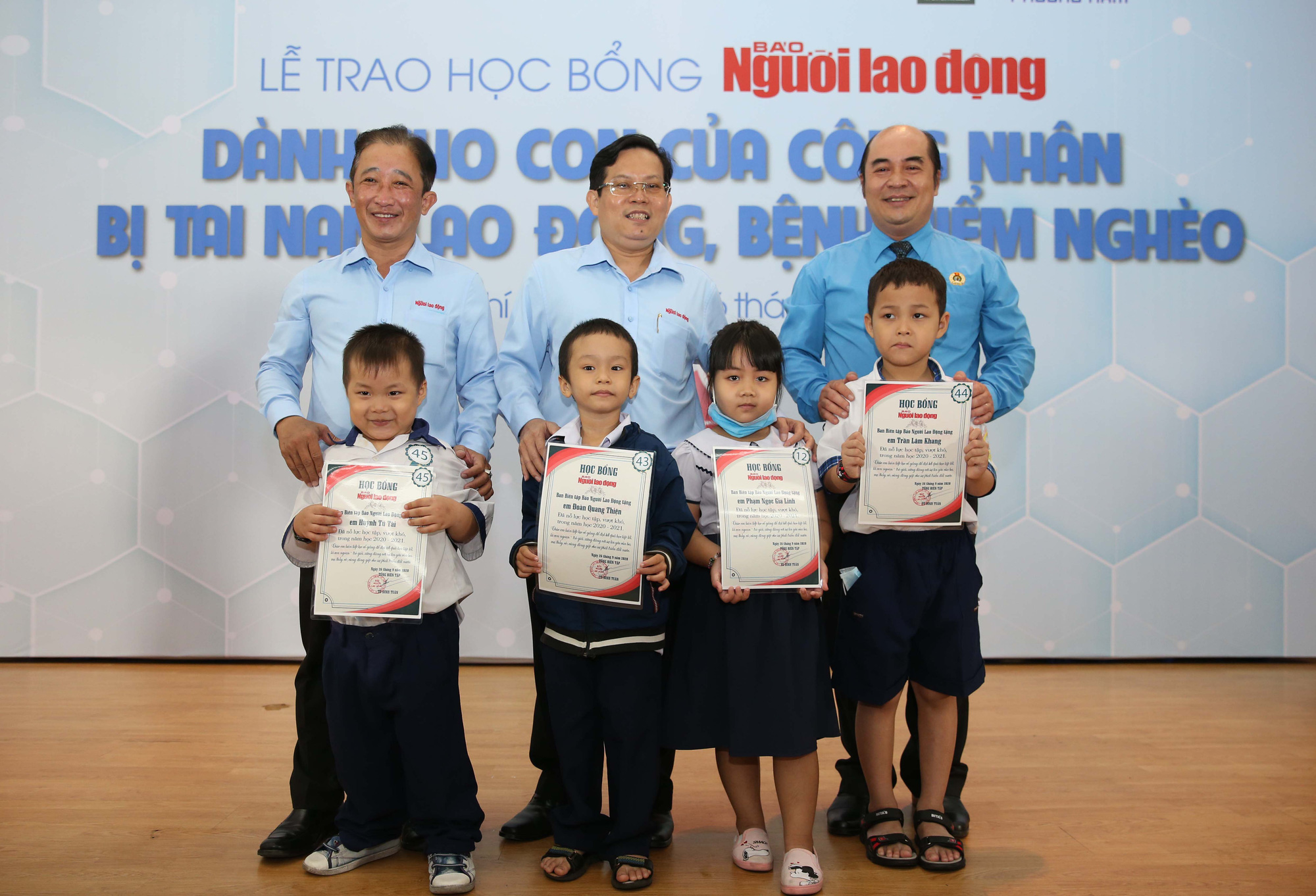 Ấm áp lễ trao học bổng Báo Người Lao Động cho con công nhân