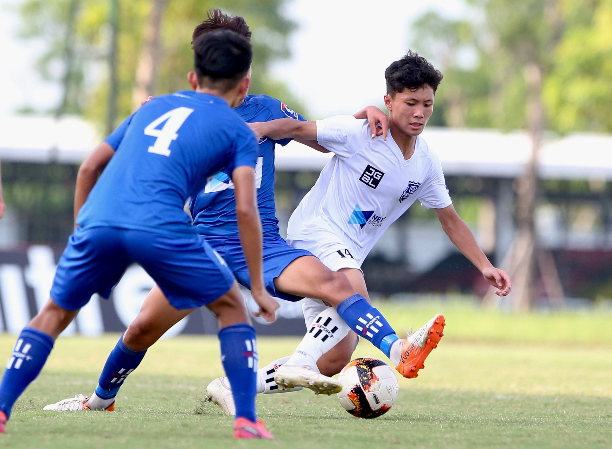 "Ngọc thô" JMG đấu học trò Phạm Văn Quyến