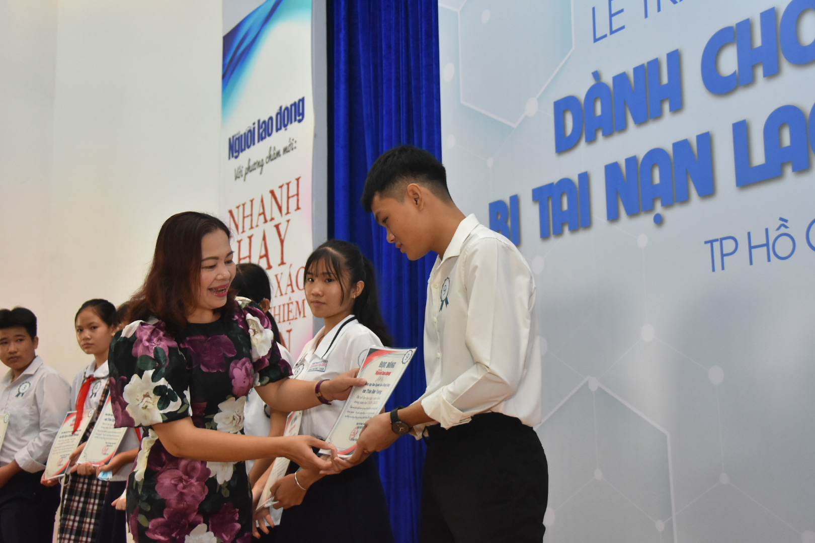 Ấm áp lễ trao học bổng Báo Người Lao Động cho con công nhân - Ảnh 3.