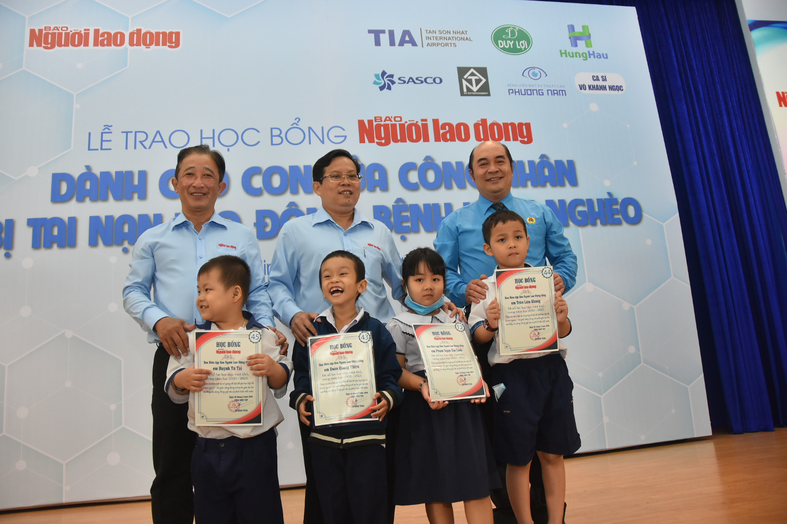 Ấm áp lễ trao học bổng Báo Người Lao Động cho con công nhân - Ảnh 2.
