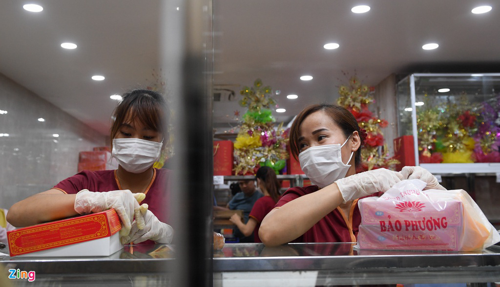 Cảnh tượng tr&aacute;i ngược ở c&aacute;c cửa h&agrave;ng b&aacute;nh Trung thu truyền thống - Ảnh 2.