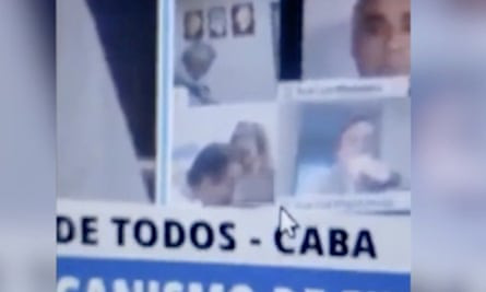 Chính khách Argentina hôn ngực bạn gái khi họp trực tuyến quốc hội