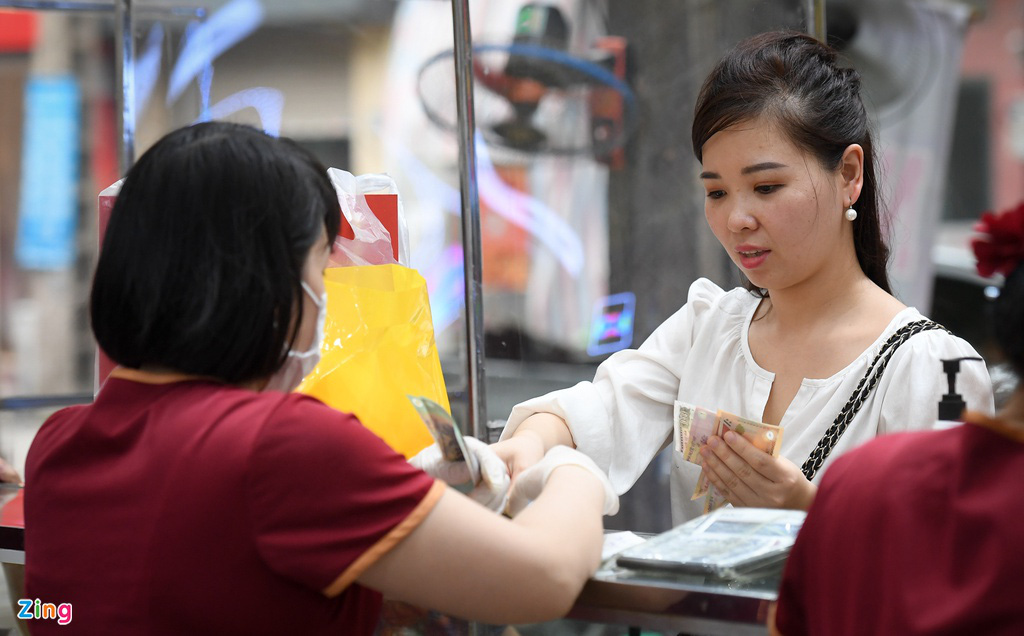 Cảnh tượng tr&aacute;i ngược ở c&aacute;c cửa h&agrave;ng b&aacute;nh Trung thu truyền thống - Ảnh 4.
