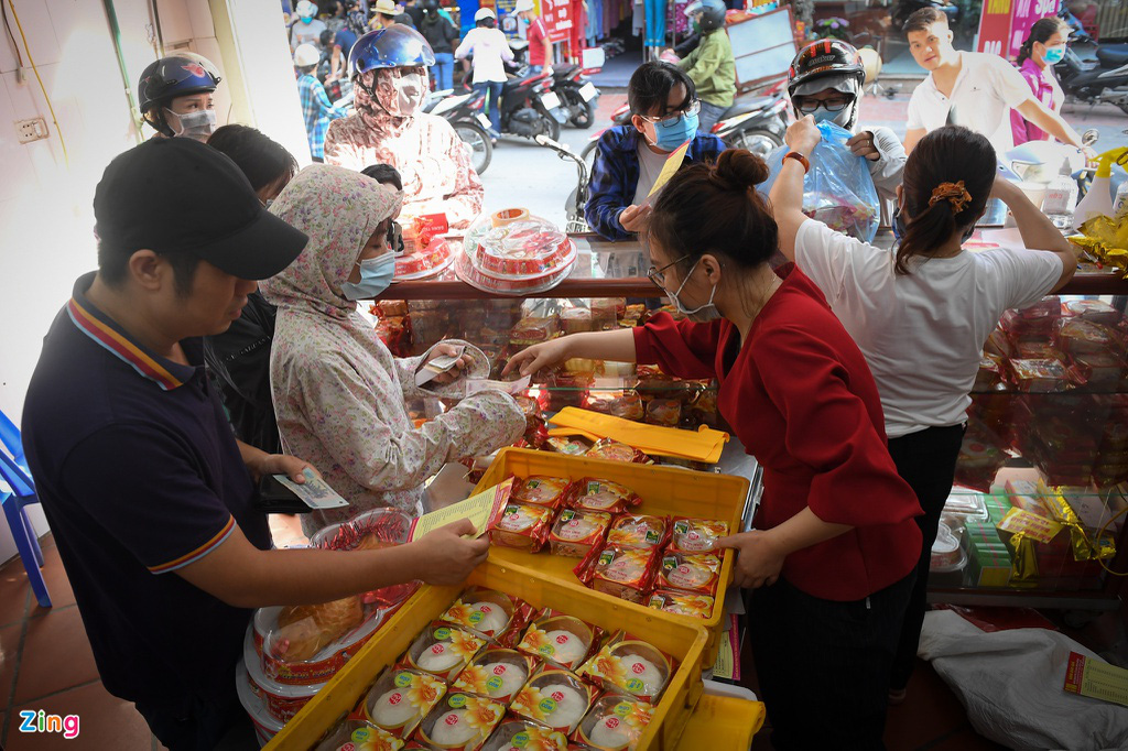Cảnh tượng tr&aacute;i ngược ở c&aacute;c cửa h&agrave;ng b&aacute;nh Trung thu truyền thống - Ảnh 5.