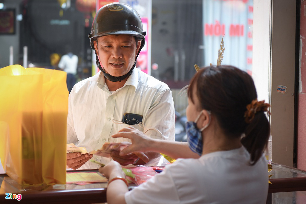 Cảnh tượng tr&aacute;i ngược ở c&aacute;c cửa h&agrave;ng b&aacute;nh Trung thu truyền thống - Ảnh 6.