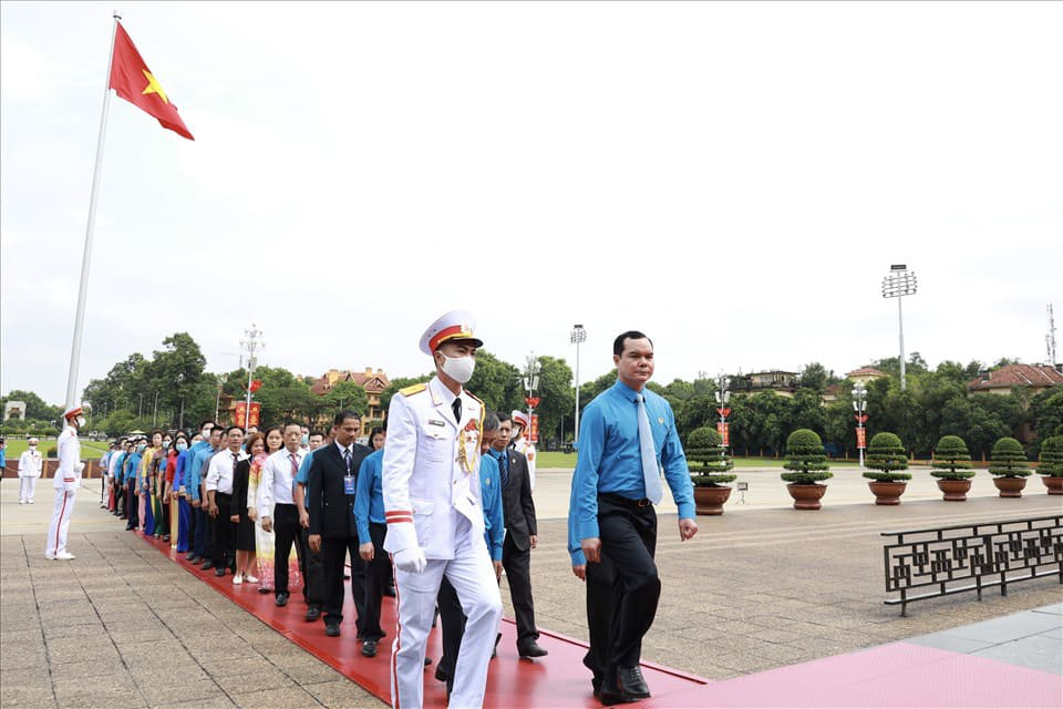 Đại biểu dự Đại hội thi đua yêu nước trong CNVC-LĐ báo công dâng Bác