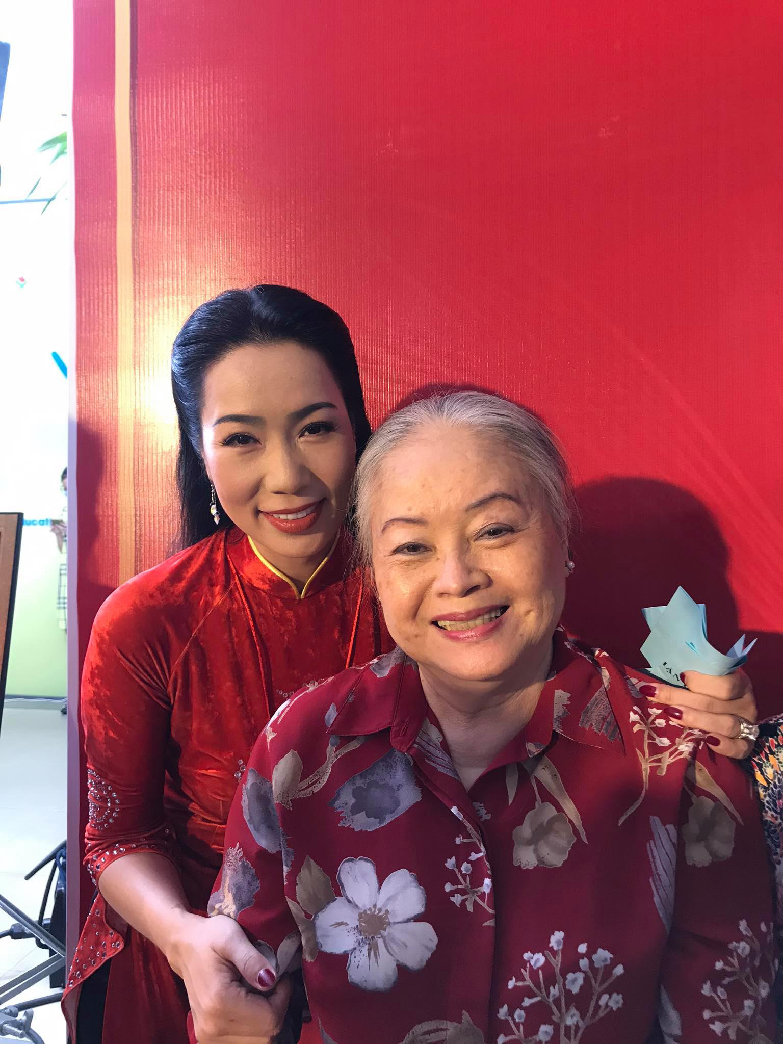 Đ&ocirc;ng đảo nghệ sĩ xem triển l&atilde;m ảnh của NSND Minh Vương - Ảnh 8.