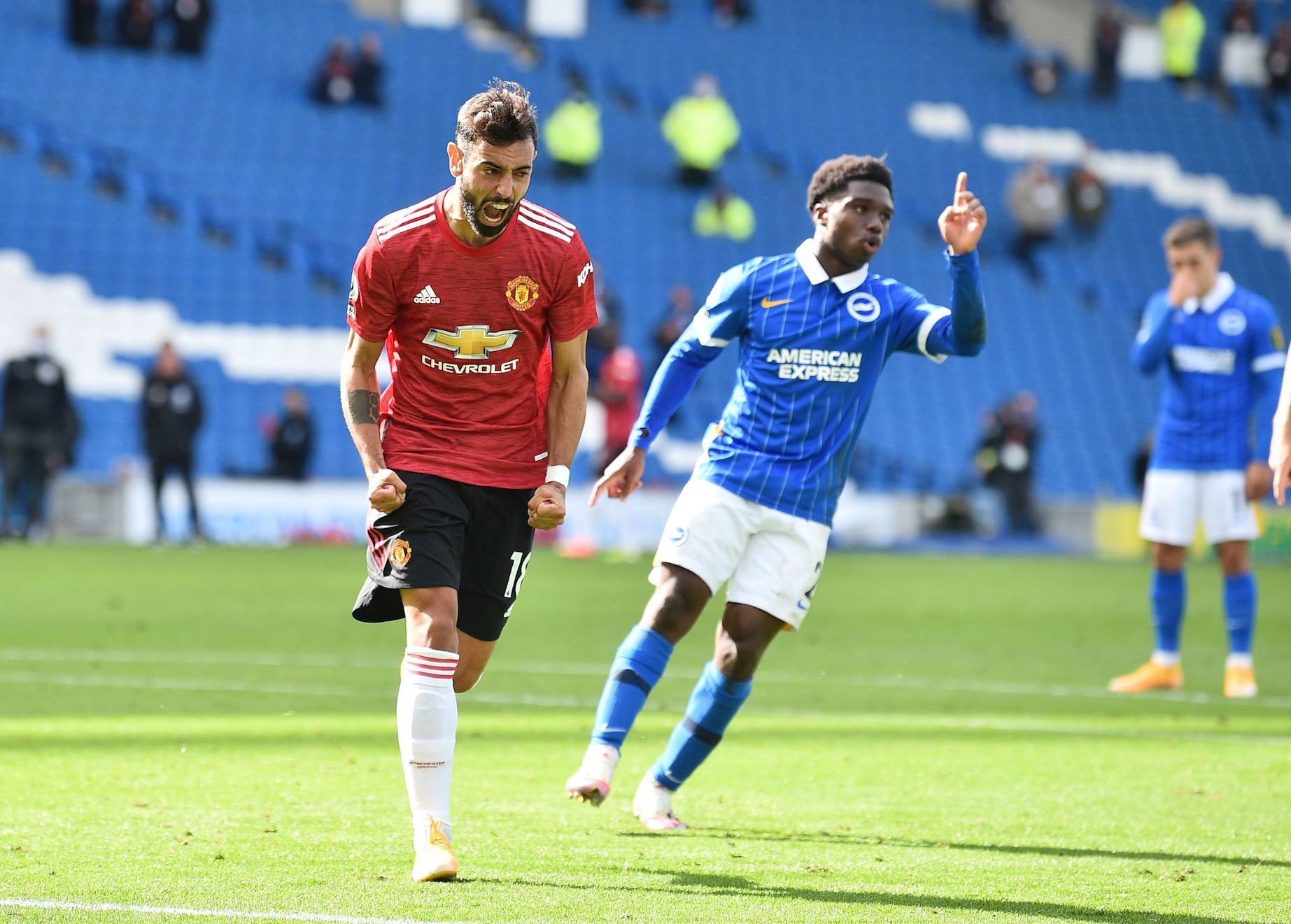 Hưởng phạt đền khi trận đấu đ&atilde; kết th&uacute;c, Man United ngược d&ograve;ng đi&ecirc;n rồ trước Brighton - Ảnh 7.
