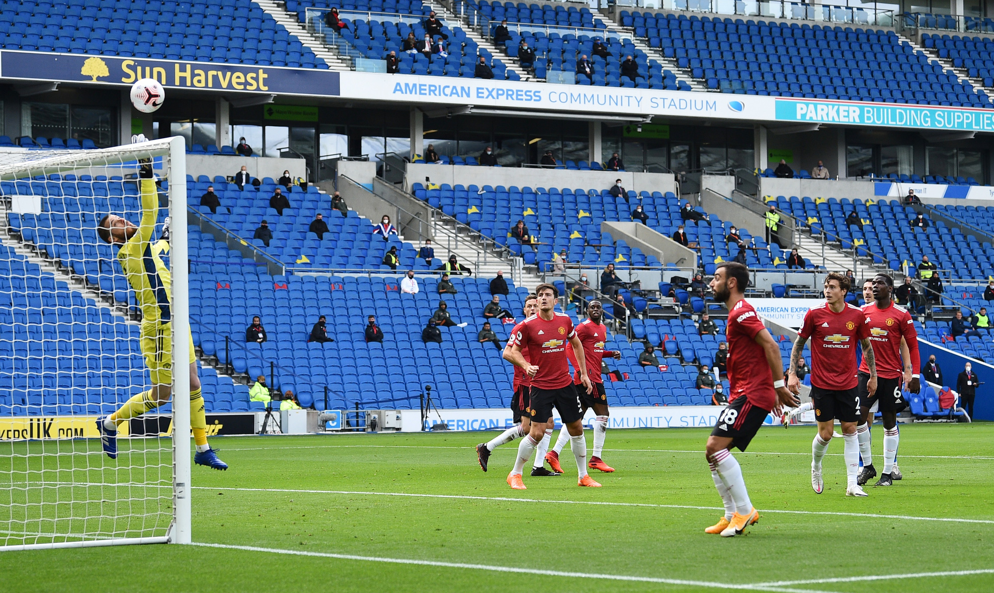 Hưởng phạt đền khi trận đấu đ&atilde; kết th&uacute;c, Man United ngược d&ograve;ng đi&ecirc;n rồ trước Brighton - Ảnh 1.
